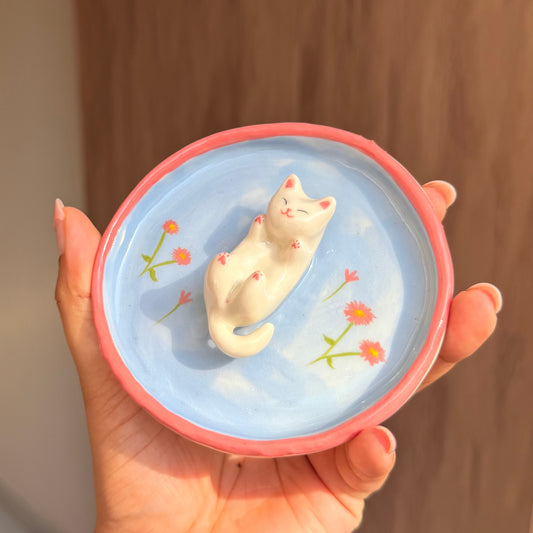 White happy cat trinket