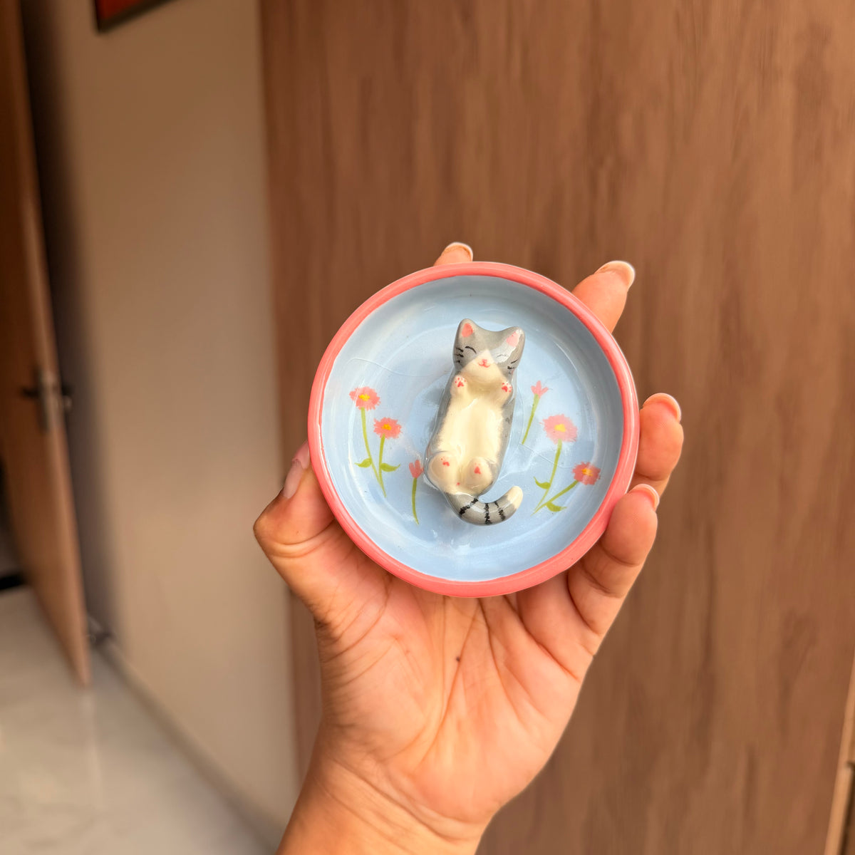 Grey happy cat trinket