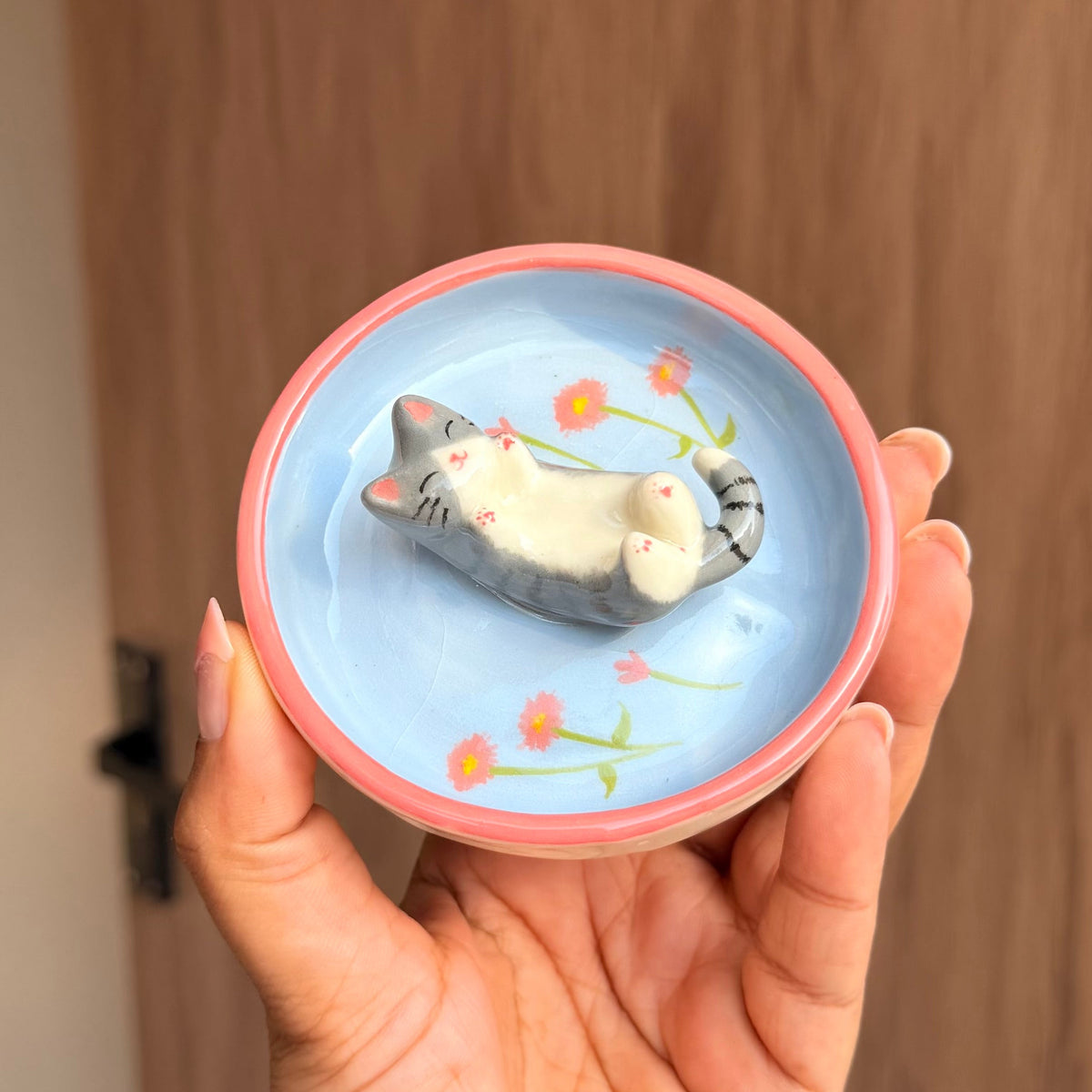 Grey happy cat trinket