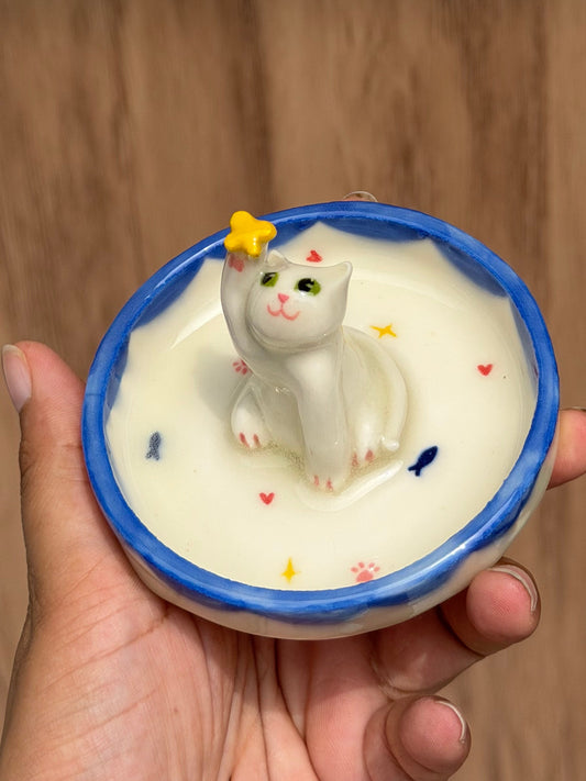 White cat trinket